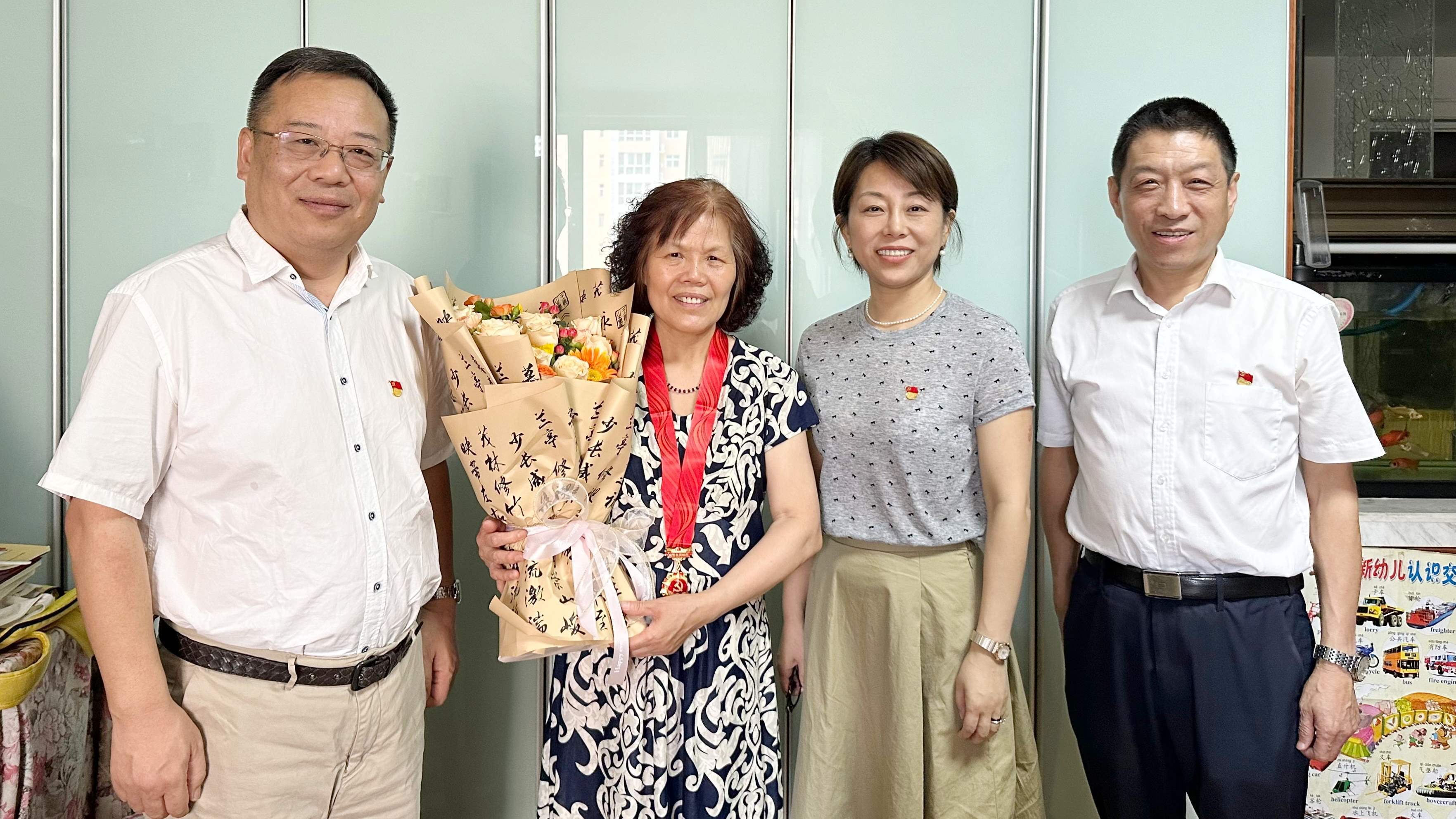 7月，杜璟与单锋安为老党员颁发在党50年纪念章.jpg